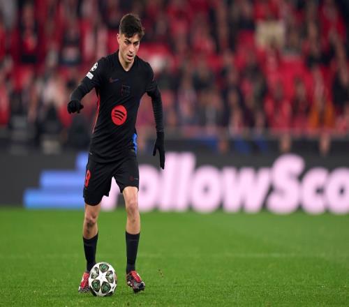 尤文图斯因弗拉霍维奇伤势和薪资问题，被迫考虑续约，但转会市场无明显替代人选，形势艰难。