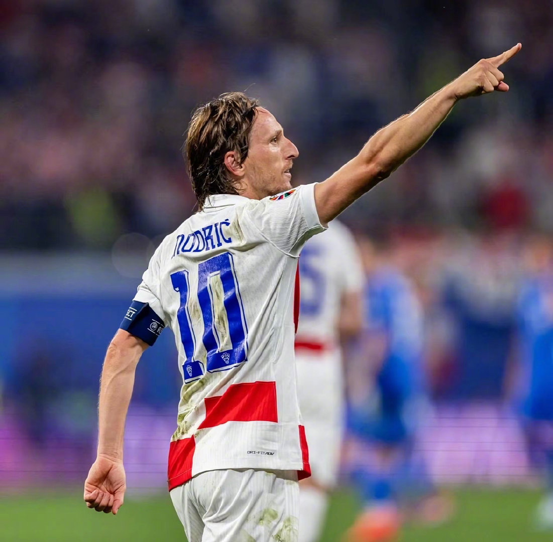 女排世俱赛开门红！朱婷贡献13分，科内3-0横扫奥兰多